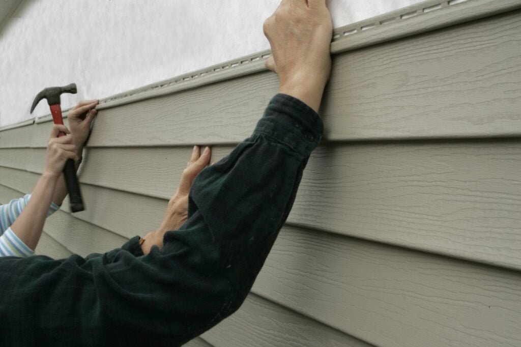 a pro describe benefits of vinyl siding